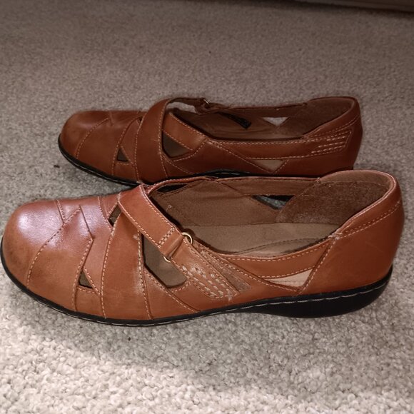 Clarks Bendables Leather MaryJanes with velcro strap 8.5 Wide - Picture 2 of 7